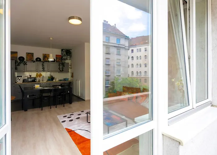 Designer Vintage Home Near Castle District